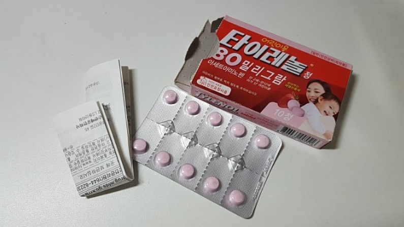 어린이 타이레놀은 츄어블정으로 만들어진 아이들을 위한 약물을 나타내는 이미지